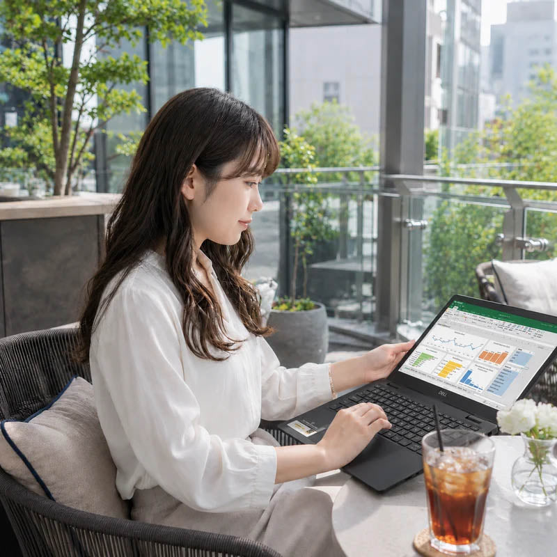 DELL Latitude 3520 の180度開閉可能なヒンジデザイン