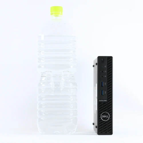 1.5リットルのペットボトルと並べてサイズ感を比較したDell OptiPlex 3080 MicroデスクトップPCの前面写真