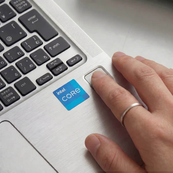 HP EliteBook 630 G10ノートパソコンのパームレストに搭載された、セキュリティ用の指紋認証センサーのクローズアップ写真