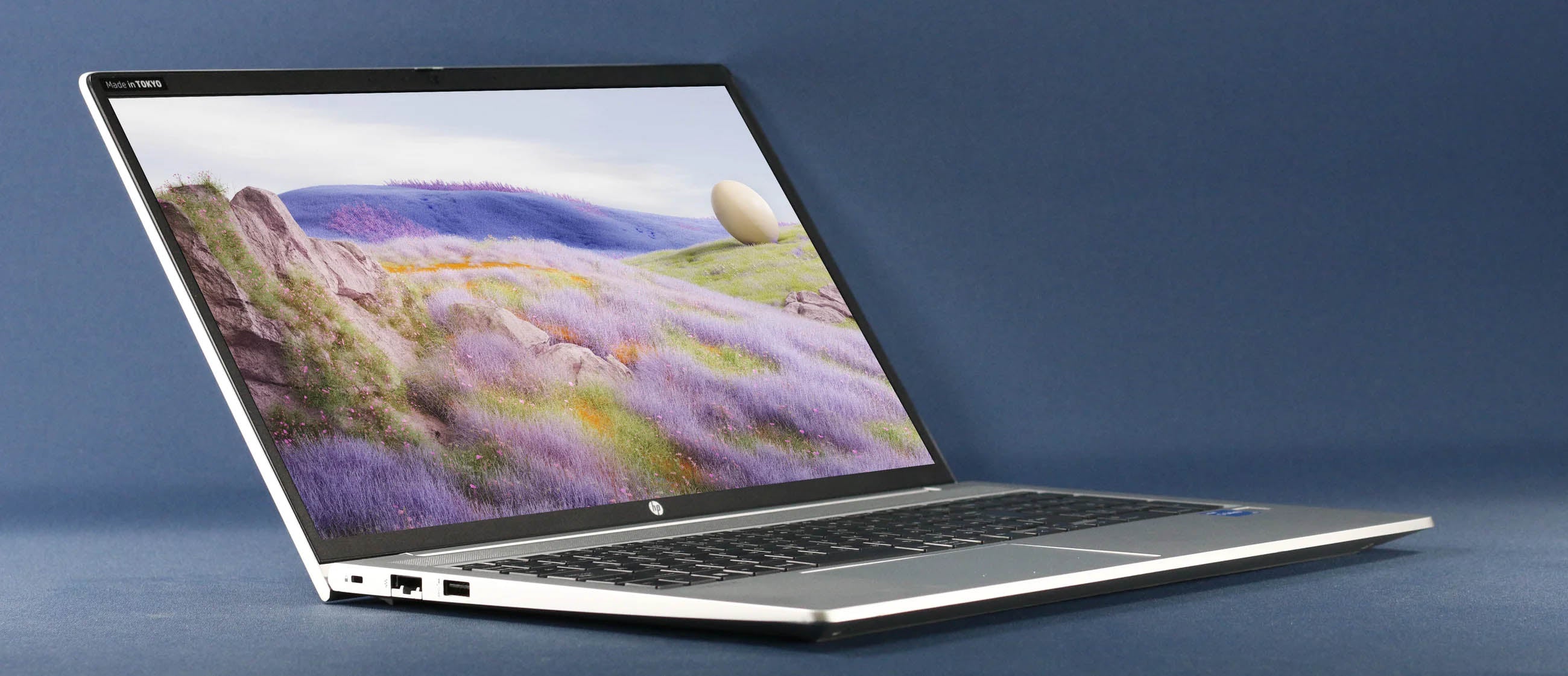 HP ProBook 450 G10 - 薄型軽量ボディと快適なタイピング設計を可能にするチルトアップヒンジ