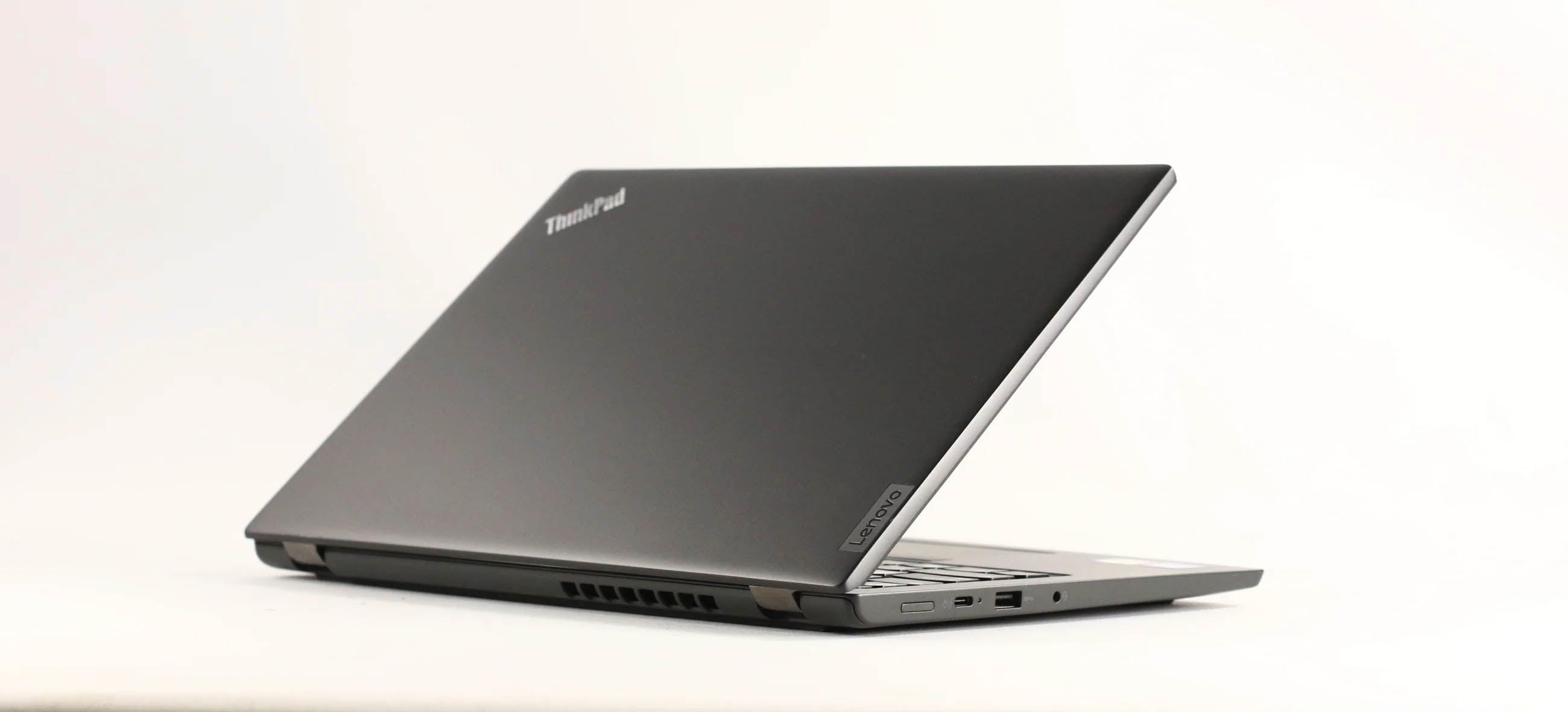 Lenovo Thinkpad L13 Gen 3 - スタイリッシュな天板デザインと象徴的なロゴマーク