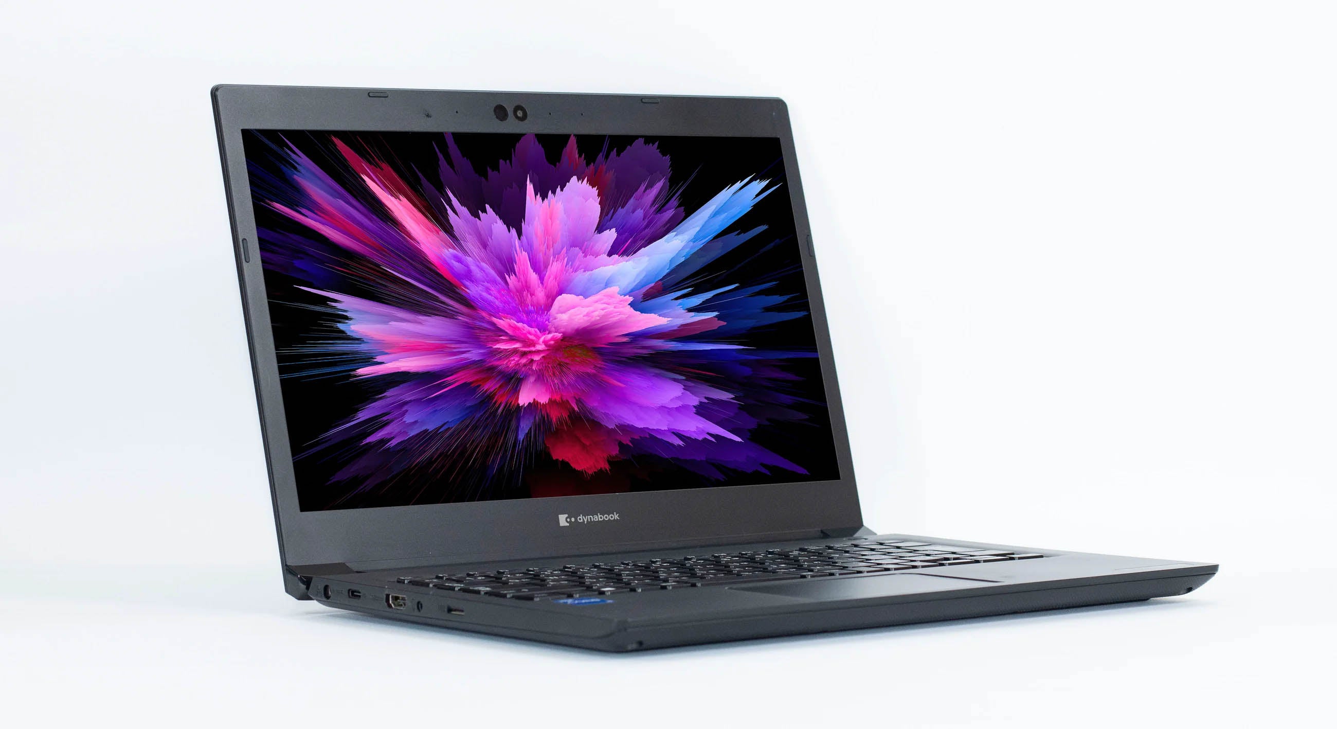 白背景に斜めから撮影された黒のToshiba Dynabook S73/HSノートパソコン。画面には鮮やかな紫とピンクの抽象的な壁紙が表示されている