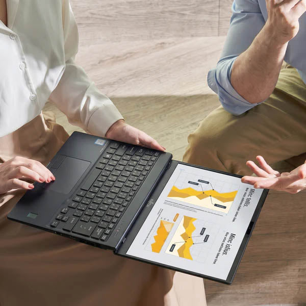 Fujitsu LIFEBOOK U9310 の180度開閉可能なヒンジデザイン