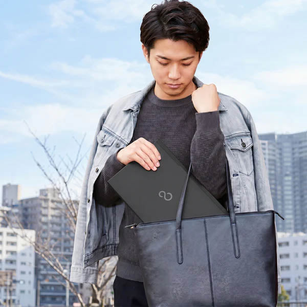 Fujitsu LIFEBOOK U9310 - 究極の薄型ボディでバッグやリュックにすっきり収納できる軽量デザイン