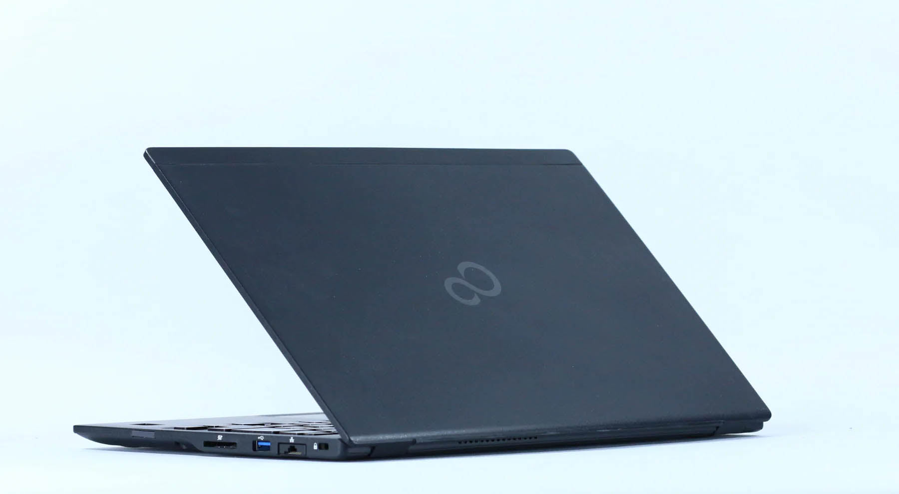 富士通 LIFEBOOK U9310 - スタイリッシュな天板デザインと象徴的なロゴマーク