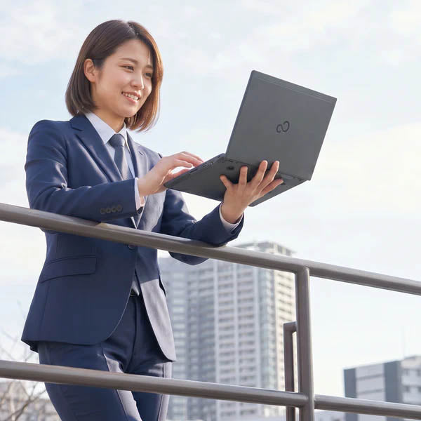 富士通 LIFEBOOK U9310 - 約0.77kgの超軽量ボディ・片手でも持ち運びやすくて移動に便利