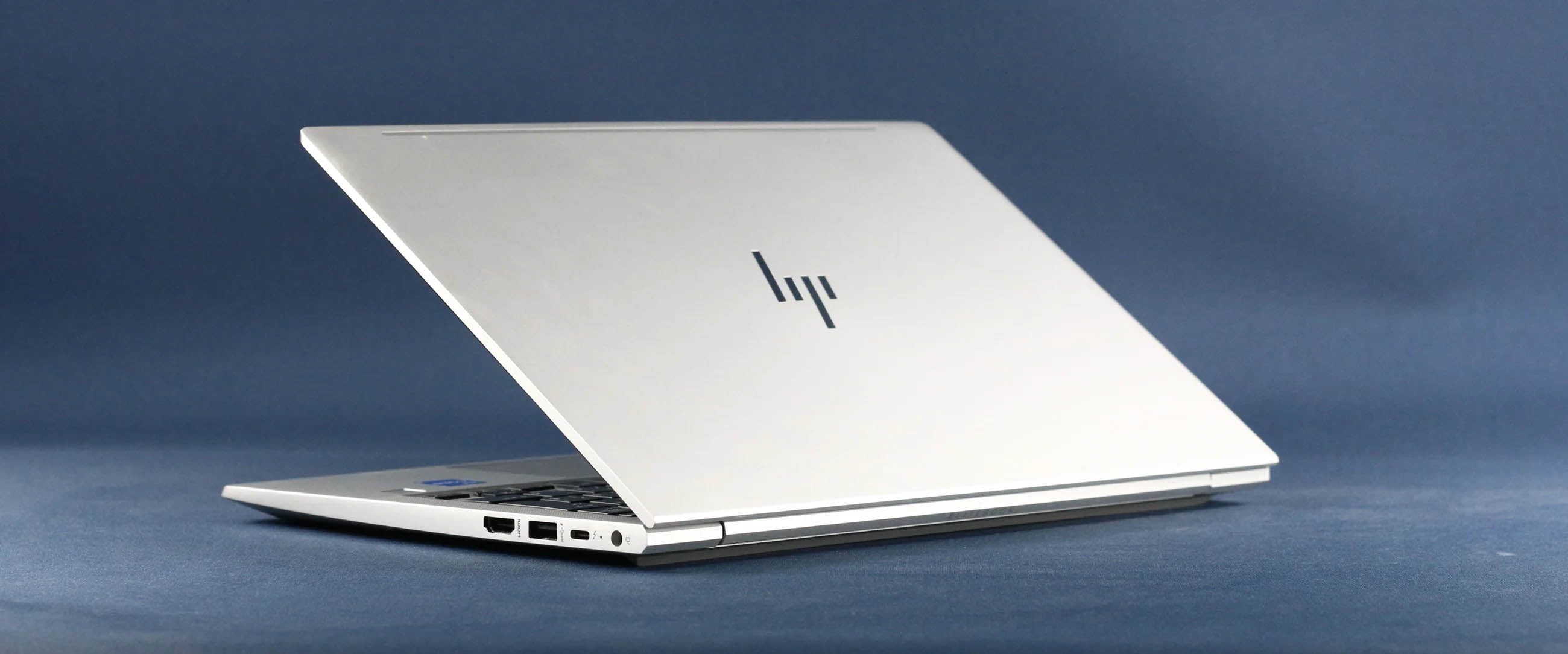 HP EliteBook 630 G10 - スタイリッシュな天板デザインと象徴的なロゴマーク
