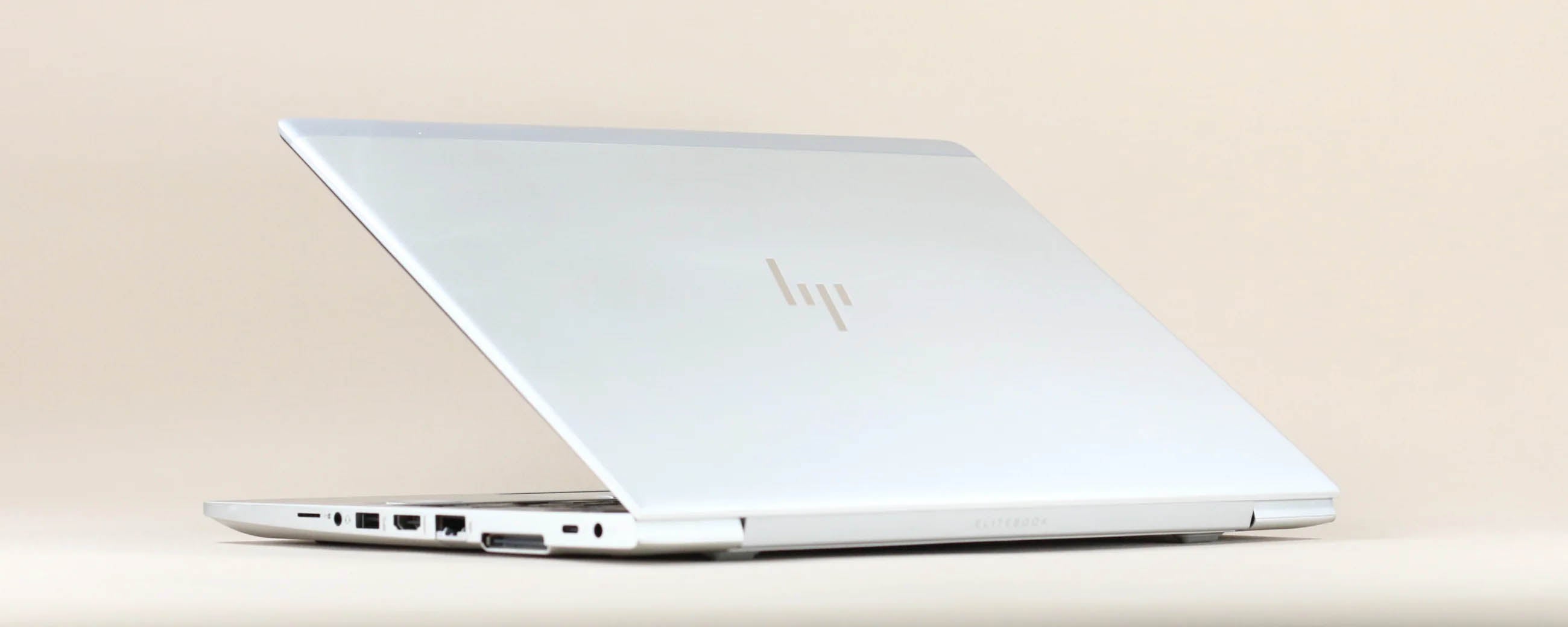 HP EliteBook 830 G6 - スタイリッシュな天板デザインと象徴的なロゴマーク