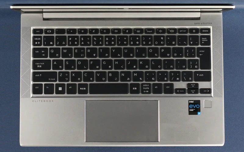 HP EliteBook 830 G8は、日本語キーボードと日本語タッチパッドを搭載しています。