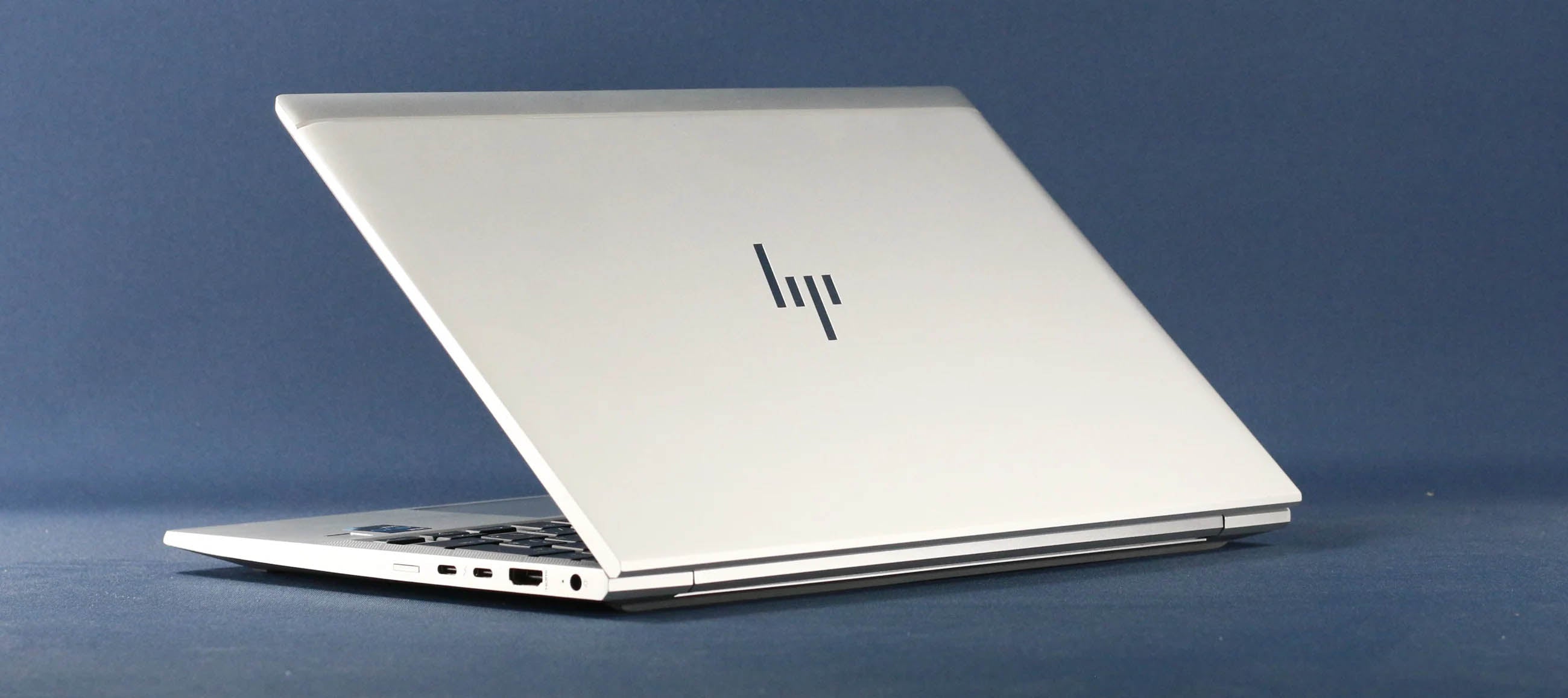 HP EliteBook 830 G8 - スタイリッシュな天板デザインと象徴的なロゴマーク