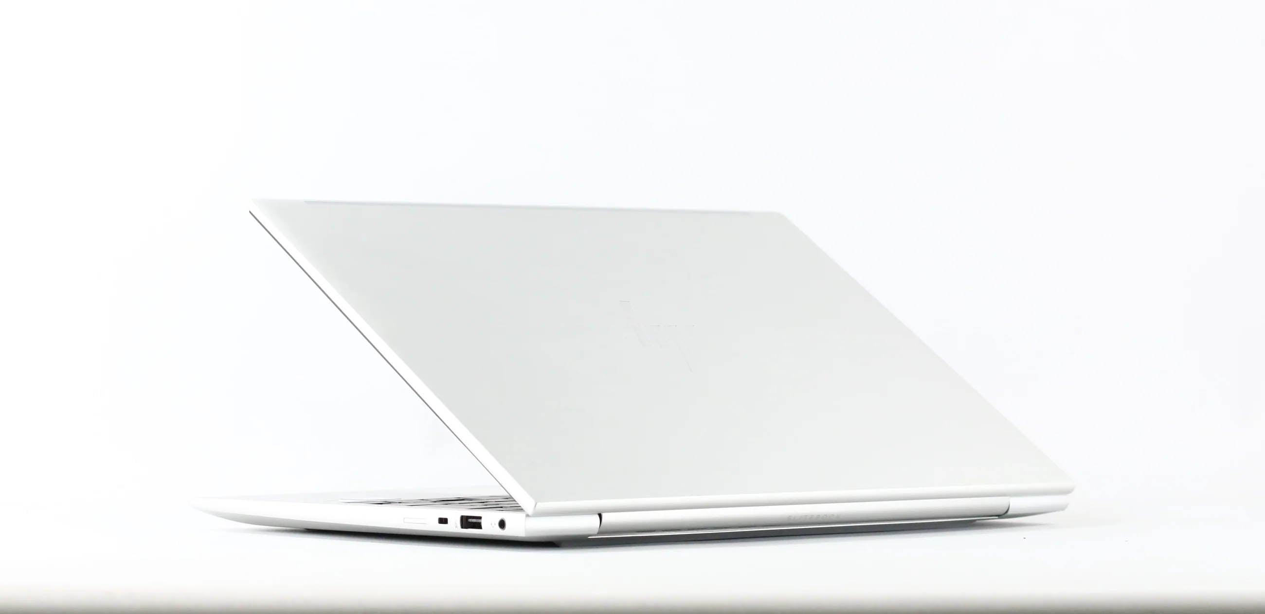HP EliteBook 830 G9 - スタイリッシュな天板デザインと象徴的なロゴマーク