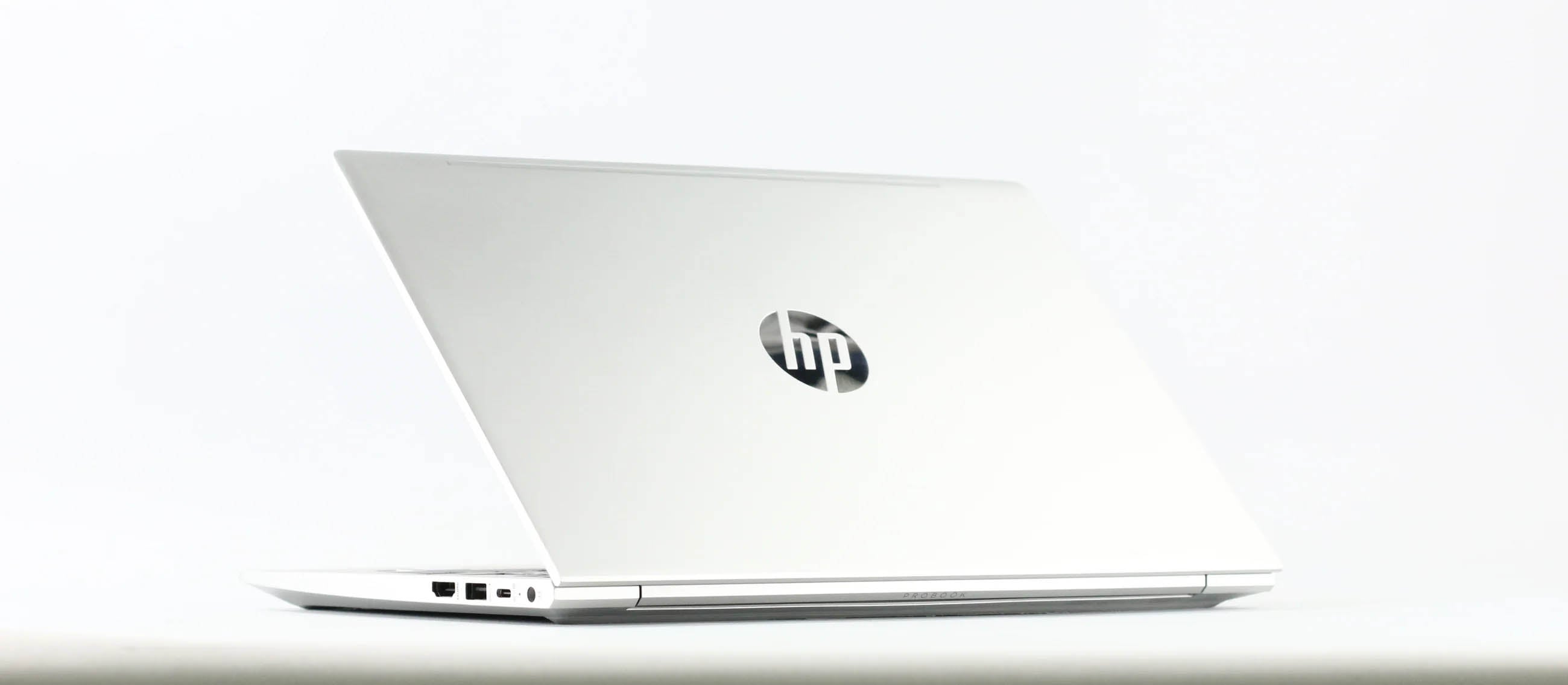 HP ProBook 430 G8 - スタイリッシュな天板デザインと象徴的なロゴマーク