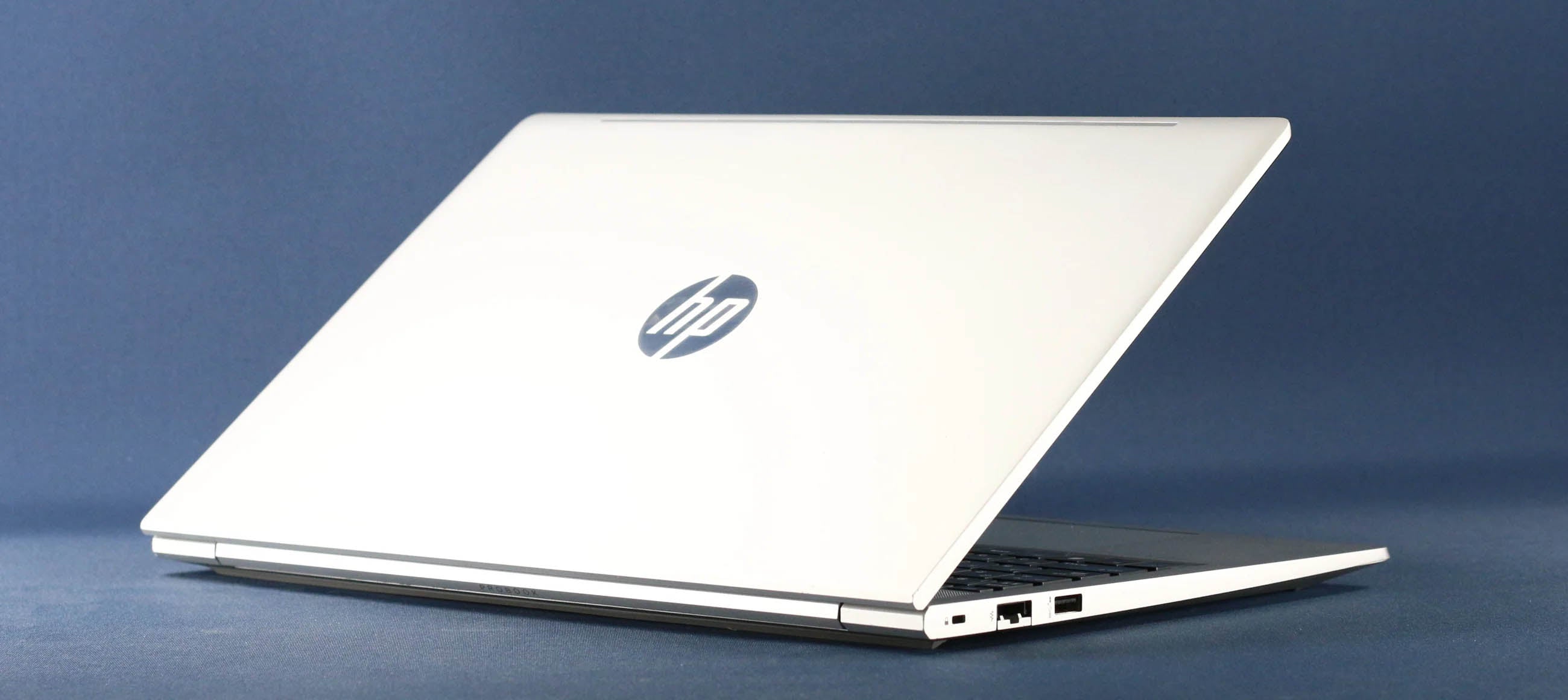 HP ProBook 450 G10 - スタイリッシュな天板デザインと象徴的なロゴマーク