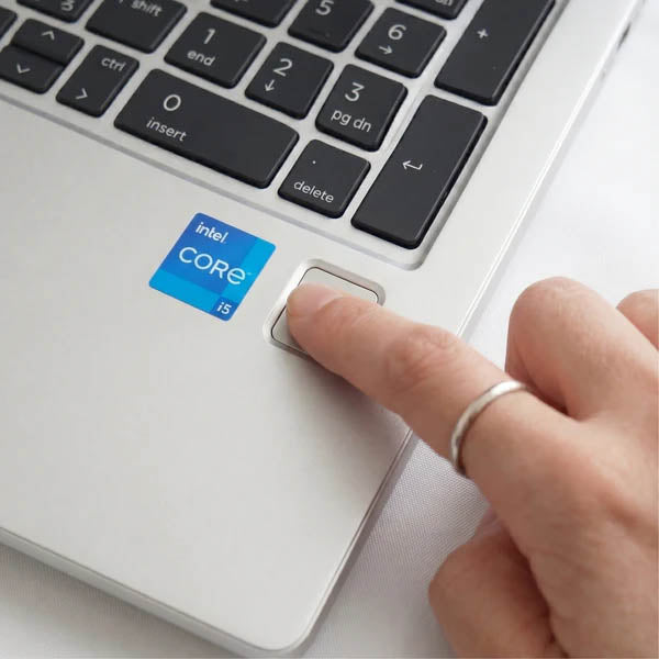 HP ProBook 450 G8ノートパソコンのパームレストに搭載された、セキュリティ用の指紋認証センサーのクローズアップ写真