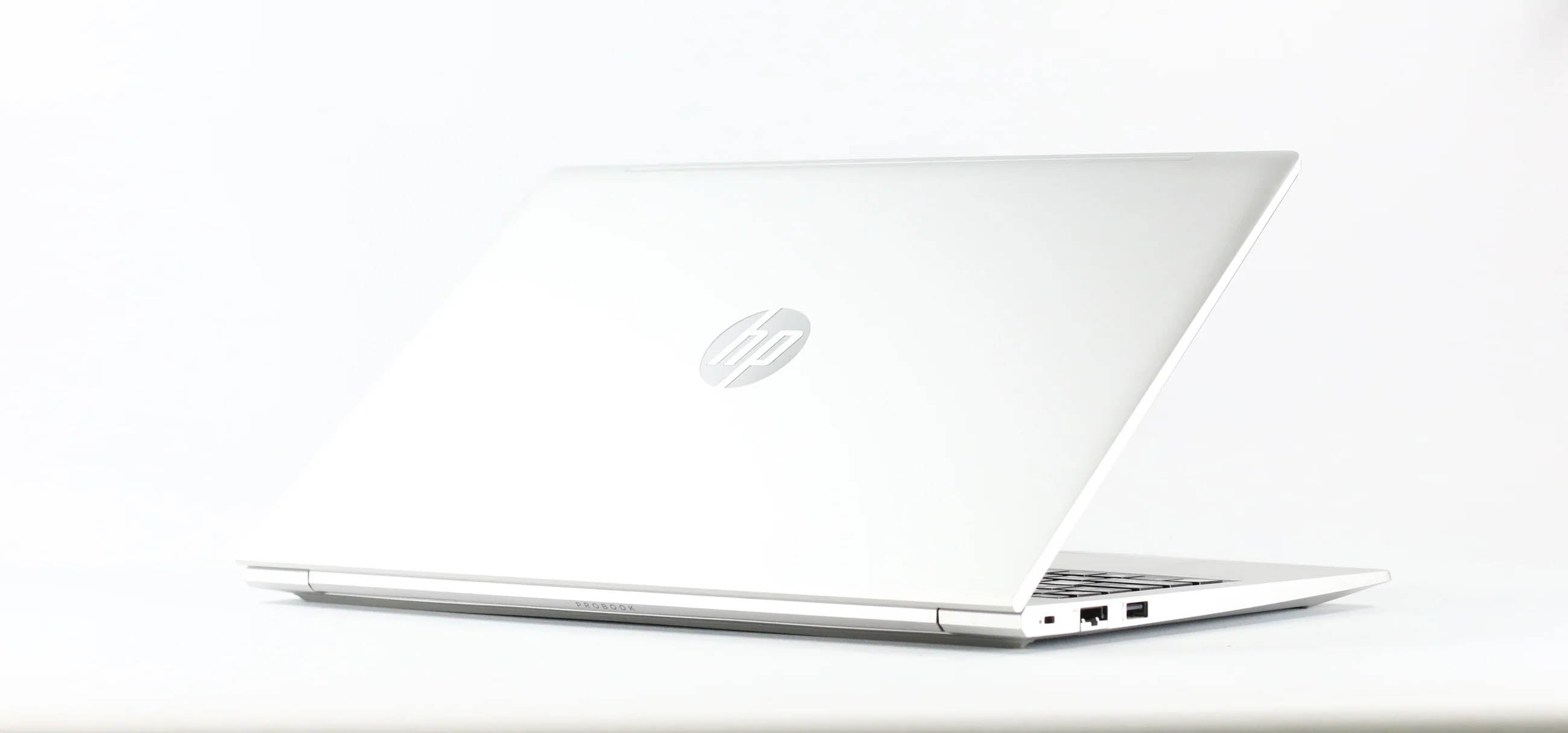 HP ProBook 450 G8 - スタイリッシュな天板デザインと象徴的なロゴマーク
