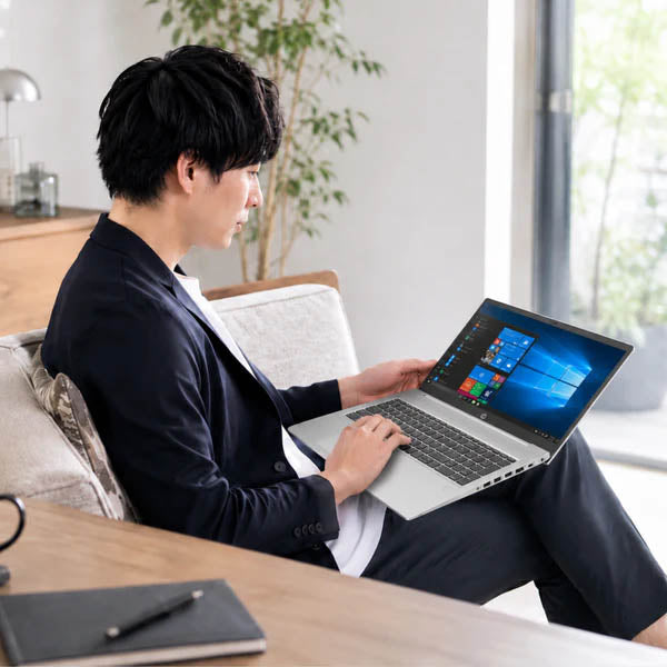 HP ProBook 450 G9 の180度開閉可能なヒンジデザイン