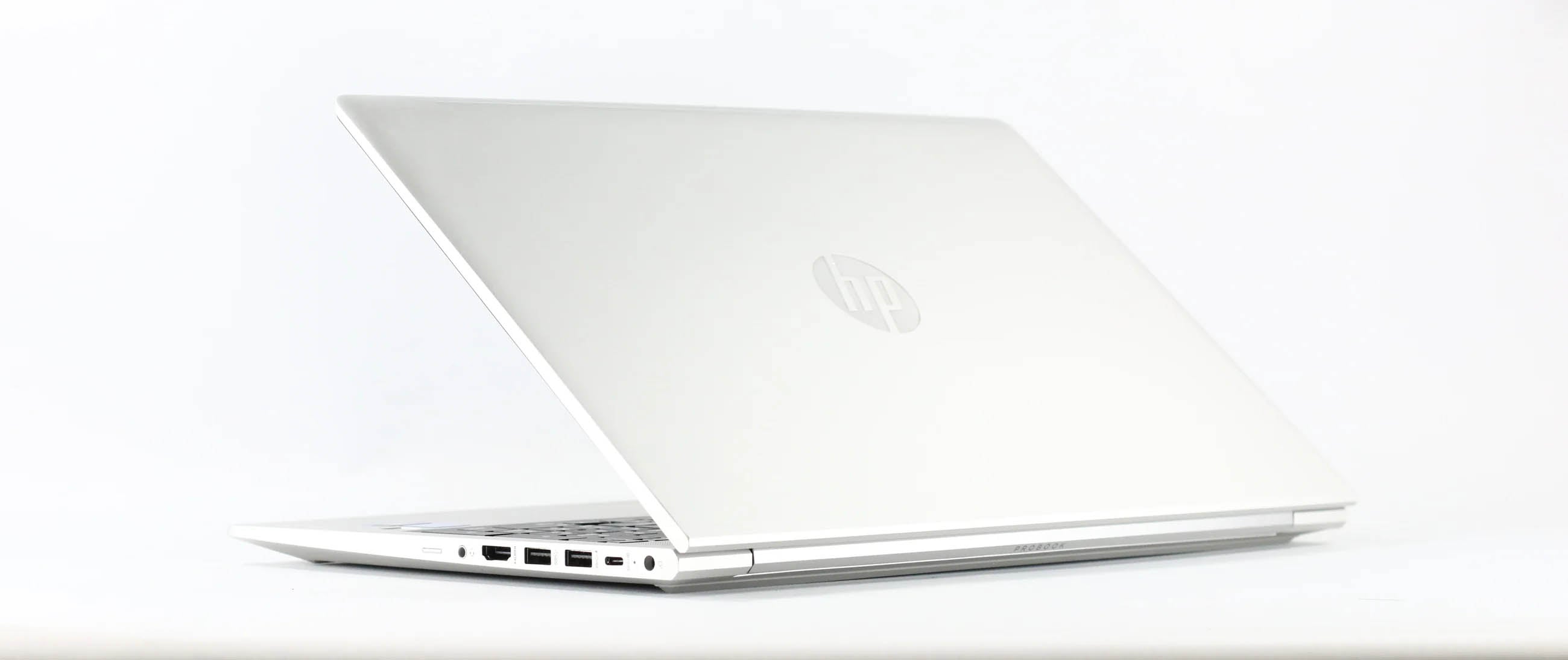 HP ProBook 450 G9 - スタイリッシュな天板デザインと象徴的なロゴマーク