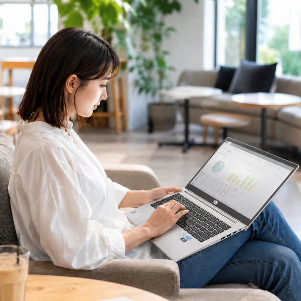 HP ProBook 630 G9 の180度開閉可能なヒンジデザイン