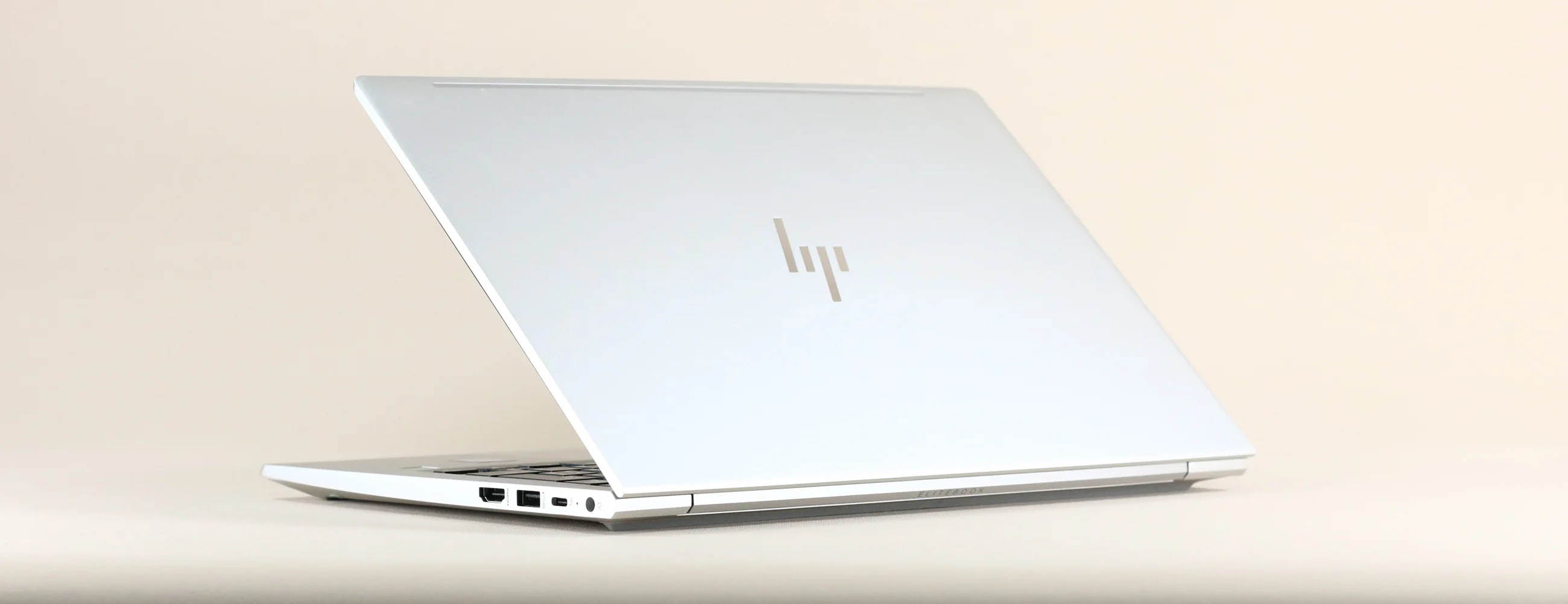 HP ProBook 630 G9 - スタイリッシュな天板デザインと象徴的なロゴマーク