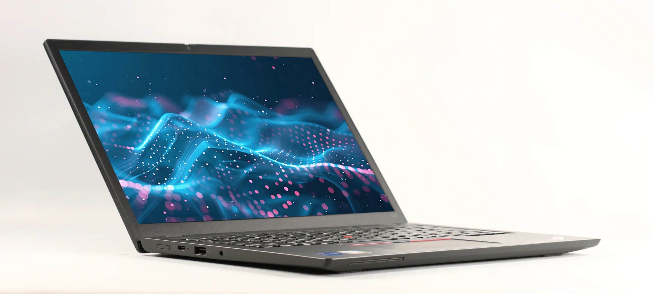 Lenovo Thinkpad L13 Gen 3 - 薄型軽量ボディと快適なタイピング設計を可能にするチルトアップヒンジ