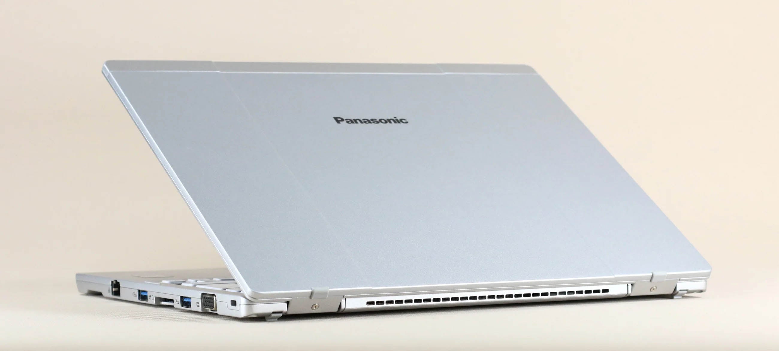 Panasonic Let’s Note FV1 - スタイリッシュな天板デザインと象徴的なロゴマーク