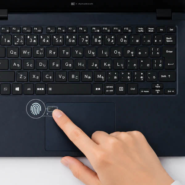 Toshiba Dynabook G83 HVノートパソコンのパームレストに搭載された、セキュリティ用の指紋認証センサーのクローズアップ写真