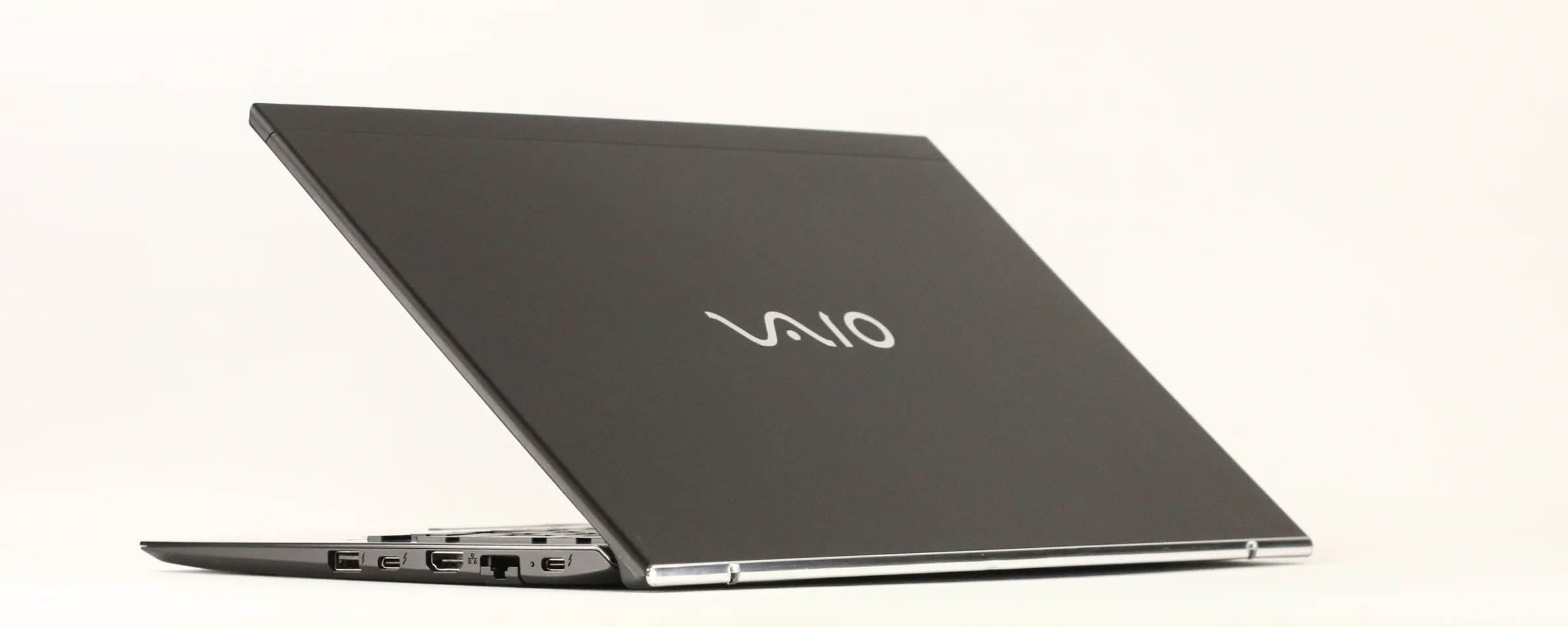 VAIO Pro VK - スタイリッシュな天板デザインと輝くVAIOブランドロゴ